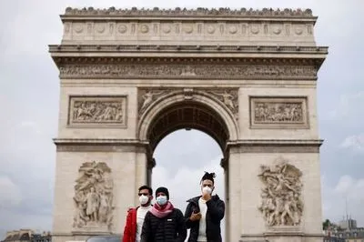 Франция закрывает дискотеки на четыре недели из-за пятой волны коронавируса