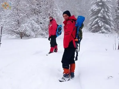 В Карпатах продолжили поиски пропавшего туриста. Накануне нашли его снегоход