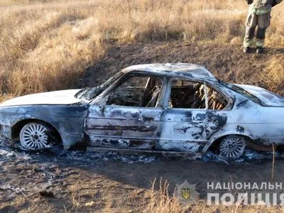 На Донеччині чоловік вбив подружжя - тіла вивіз за місто і спалив у авто