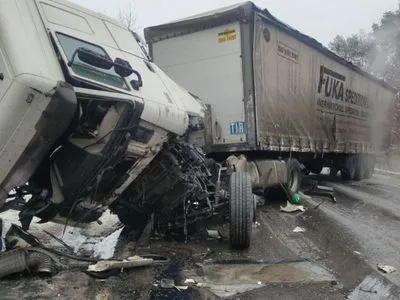 Смертельна ДТП під Черніговом: водій вантажівки виїхав на зустрічну смугу