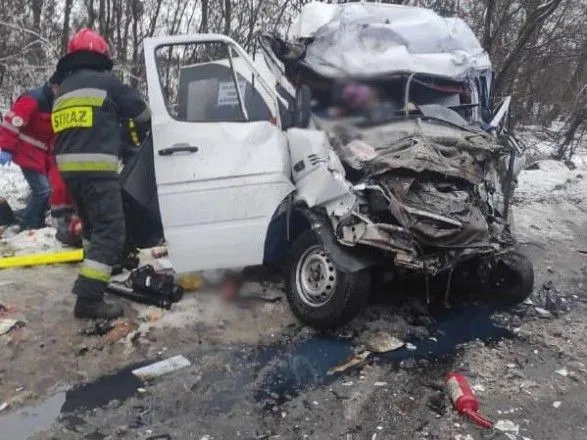 Под Черниговом столкнулись грузовик и маршрутка: сообщается о 10 погибших
