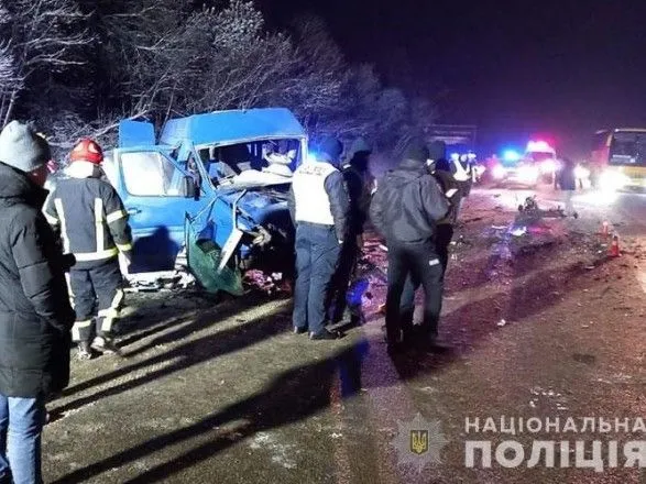 На Тернопільщині "не розминулись" легковик та пасажирський мікроавтобус: постраждали 9 осіб