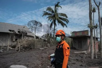 Извержение вулкана Семеру в Индонезии: ливни и лава мешают спасателям найти выживших