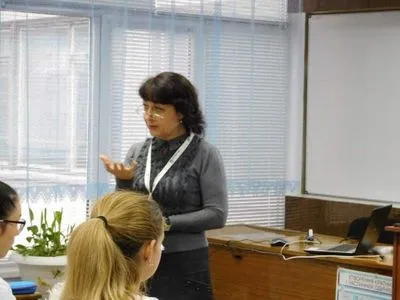 Подозревают “шпионаже в пользу Украины”: на оккупированном Донбассе полгода незаконно удерживают в плену учительницу