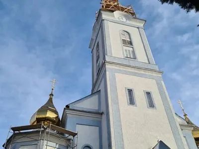 На Закарпатье рабочий сорвался с купола церкви