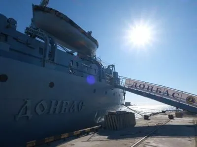 В ФСБ РФ заявили, что украинский корабль движется в сторону Керченского пролива. Требования изменить курс не выполняет