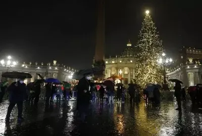 У Ватикані запалили різдвяну ялинку на площі Святого Петра