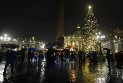 В Ватикане зажгли рождественскую елку на площади Святого Петра