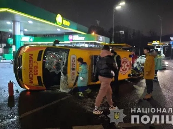 В Киеве "скорая" перевернулась из-за столкновения с легковушкой: пострадали медики
