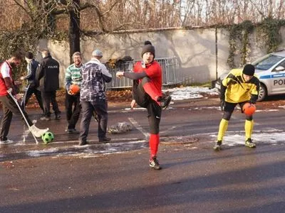 Российское посольство в Праге забросали футбольными мячами