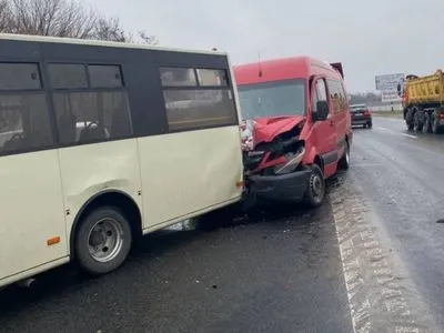 Серьезное ДТП осложнило движение на выезде из Киева: столкнулись два буса и маршрутка