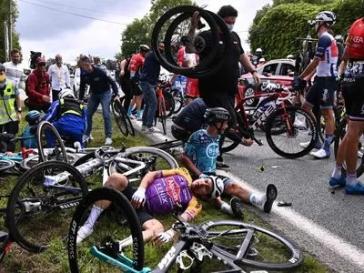 Винуватицю масової аварії на Tour de France оштрафували на 1200 євро