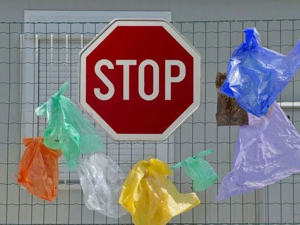 Від сьогодні в Україні заборонено безкоштовне розповсюдження пластикових пакетів