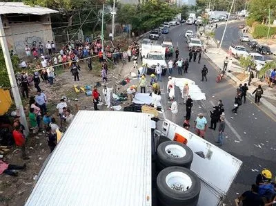 У Мексиці перекинулася вантажівка з мігрантами: загинуло 49 людей