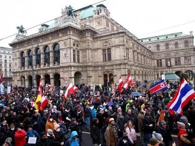 В Австрії на мітинг проти COVID-вакцинації вийшло понад 40 тисяч людей
