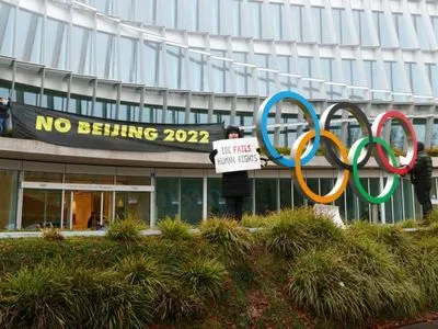 Тибетские студенты приковали себя к олимпийским кольцам возле здания МОК