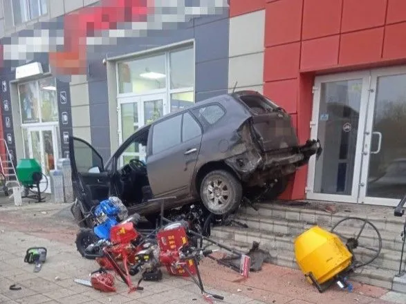 Занесло на повороте: под Харьковом пьяный водитель влетел в магазин