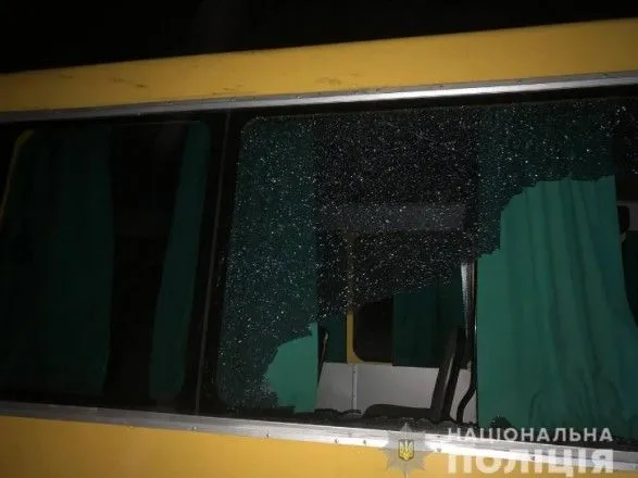 В Ровенской области бревно с грузовика пробило стекло маршрутки: есть пострадавший