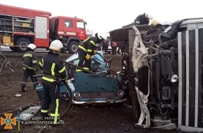В Днепропетровской области грузовик столкнулся с легковушкой, есть погибшие