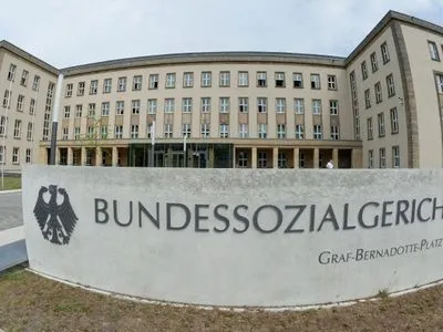 Суд в Германии постановил выплатить компенсацию мужчине, который, работая дома, упал по дороге от кровати к компьютеру