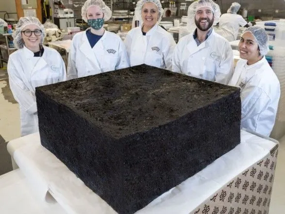 В США приготовили гигантское пирожное с каннабисом: оно весит почти 400 кг