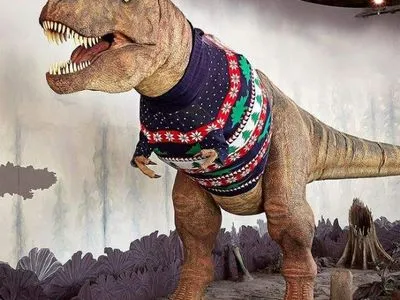 В Лондоне музейного тиранозавра одели в новогодний свитер