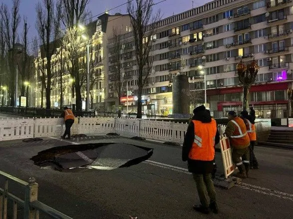На бульварі у центрі Києві через аварію на водопроводі провалився асфальт: перекрито рух до Хрещатика
