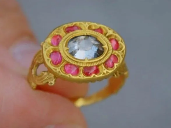 В Великобритании женщина купила кольцо за 1 фунт, позже оказалось, что украшение с рубином и бриллиантом