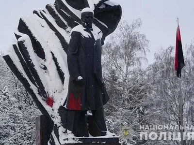 Пам'ятник Бандері в Тернополі невідомий облив червоною фарбою