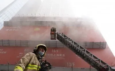 В Гонконге загорелся Всемирный торговый центр. В ловушке на крыше оказались 350 человек
