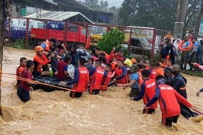 Супертайфун "Рай" на Філіппінах призвів до евакуації 100 тисяч людей: повалено дерева, зруйнувано будинки та відключено електропостачання
