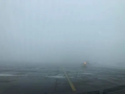 В аэропорту Львова из-за нелетной погоды массовые задержки и отмены рейсов