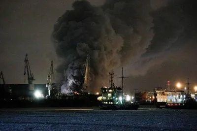 Недобудований корвет для ВМФ Росії горить третю годину в Санкт-Петербурзі: є постраждалі