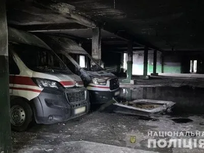 На Донеччині горів обласний центр медичної допомоги: пошкоджено 10 авто "швидкої"