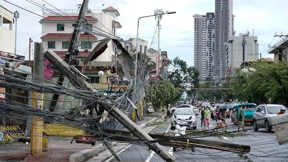 Кількість жертв супертайфуну на Філіппінах зросла до 12 осіб