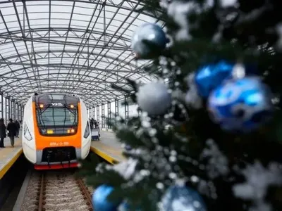 В Україні призначили 6 додаткових поїздів до зимових свят: куди можна вирушити у новорічну ніч