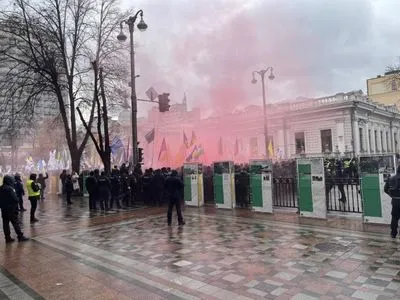 Акция протеста ФОПов под Радой: от взрыва петарды травмировалась женщина