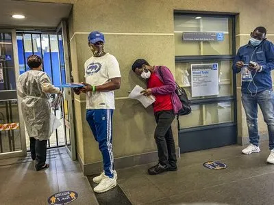 Кількість госпіталізацій зі омікрон-штамом коронавірусу у ПАР скоротилася на 91%