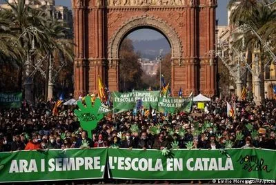У Барселоні пройшла багатотисячна акція проти іспанської у школах