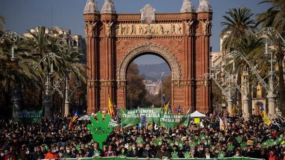 Каталонцы вышли на массовые протесты против расширения использования испанского в школах