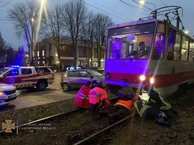 В Запорожье под колесами трамвая погиб мужчина - тело доставали спасатели