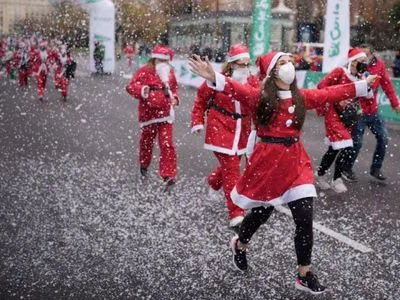 У Мадриді влаштували благодійний забіг Санта Клаусів: куди передадуть кошти