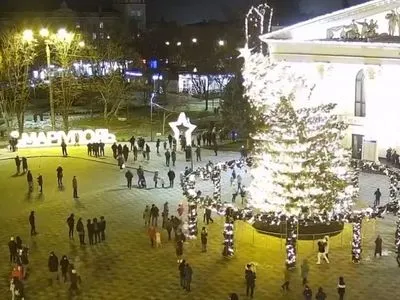 Переломилась пополам: в Мариуполе упала главная новогодняя елка