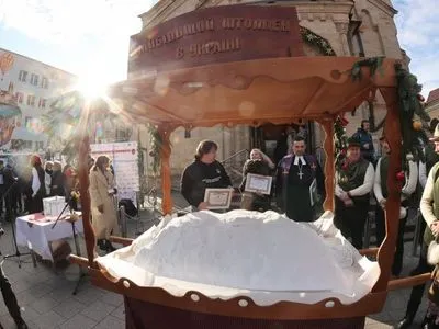 В Одессе испекли 92-килограммовый рождественский штолен и установили рекорд