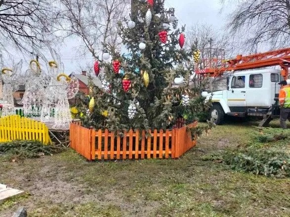 В Ровенской области ветер сломал новогоднюю елку