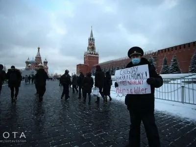 Putin is a killer: экс-полицейский в Москве развернул плакат в поддержку Навального, его задержали