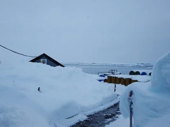 Майже три метри: на "Вернадському" зафіксували рекордний рівень снігу за 20 років