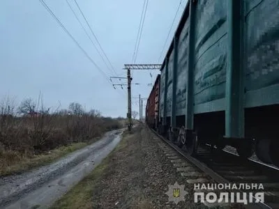 Сидів на коліях: в Одеській області поїзд збив 17-річного хлопця