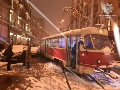 У центрі Києва через негоду трамвай зійшов з рейок: рух вулицею заблоковано