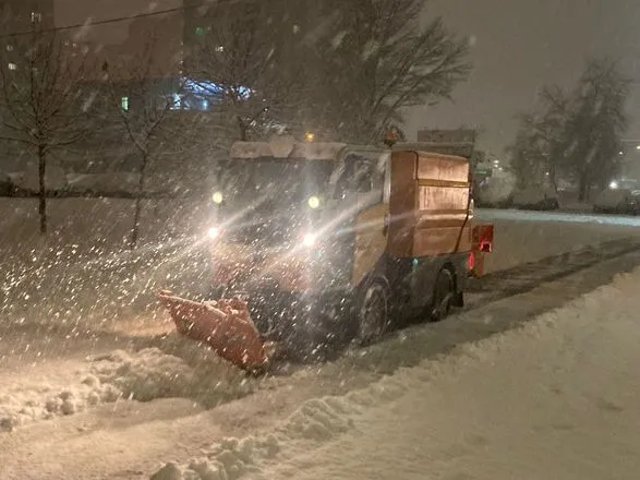 На столичні дороги вивели майже 300 одиниць спецтехніки для боротьби з наслідками снігопаду